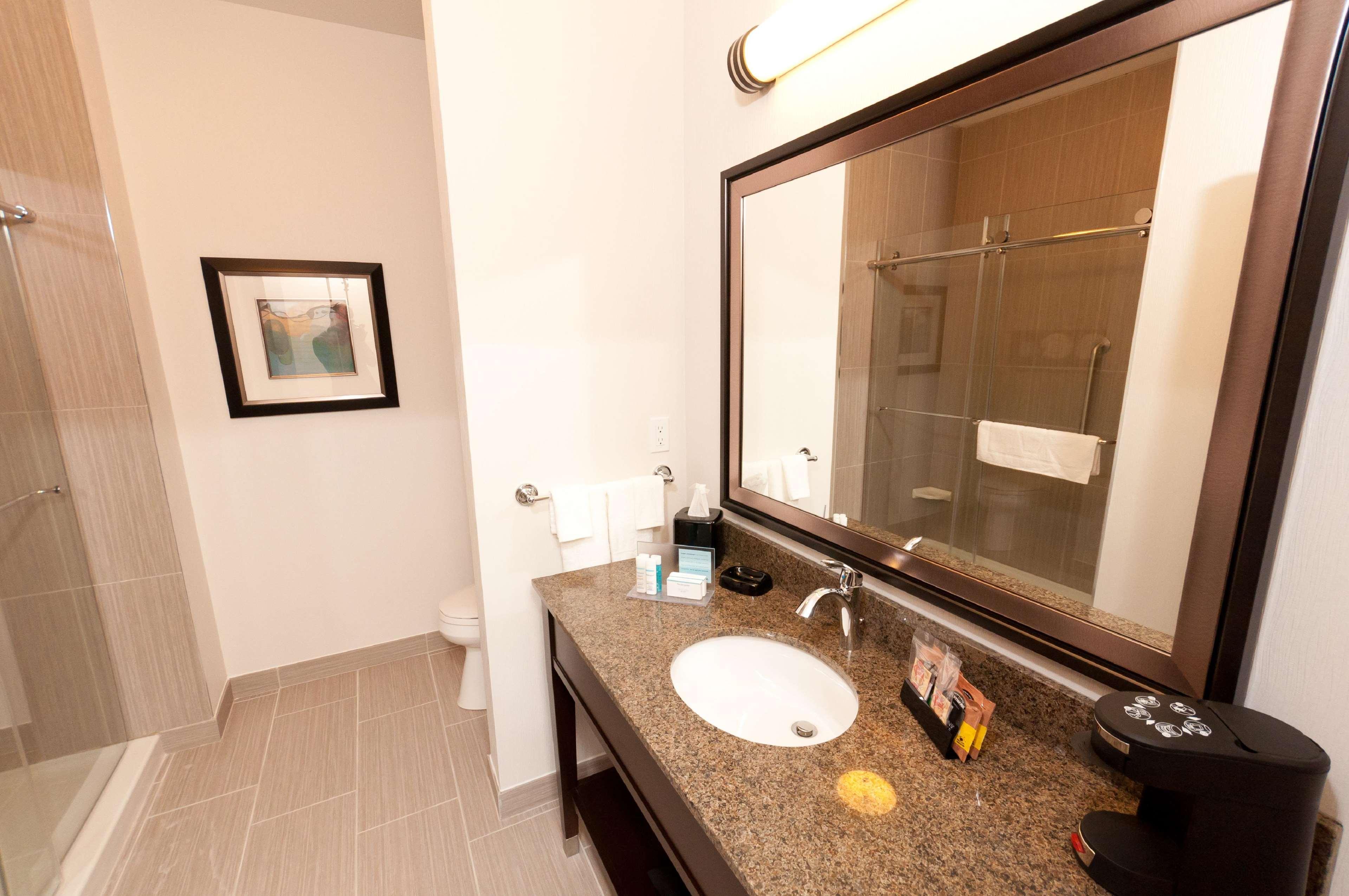 Hampton Inn & Suites East Gate Риджайна Экстерьер фото